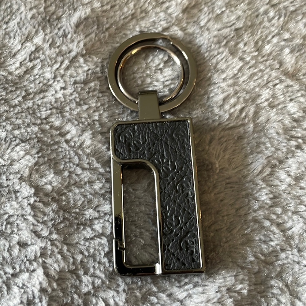 Guess keychain manicure